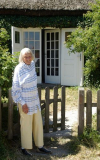 Ilse Ebel Juli 2006 vor ihrem Haus