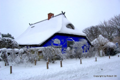 Blaue Scheune schein ganz magisch zu sein im Winter....