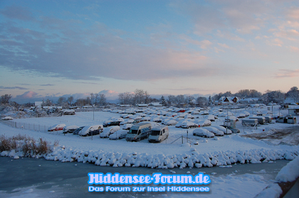 Blick auf den verschneiten Parkplatz von Schaprode