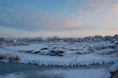 Blick auf den verschneiten Parkplatz von Schaprode