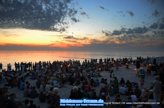 Romantik Konzert, am Strand lockt Besucher u. Insulaner