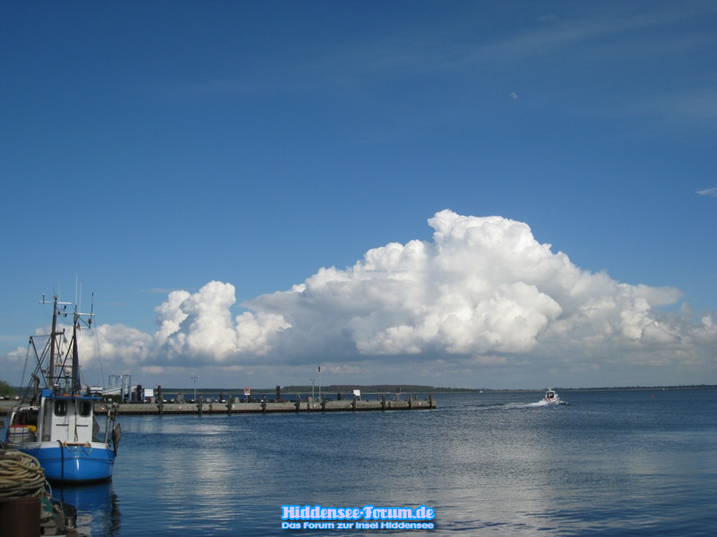 Wolken am Hafen in Vitte