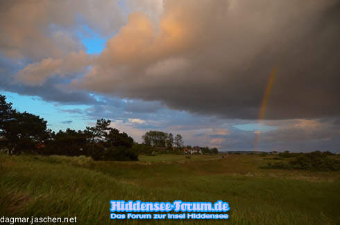 Inselwetter mit Regenbogen