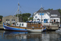 VIT 5 hat angelegt vor der Fischhalle im hafen von Vitte